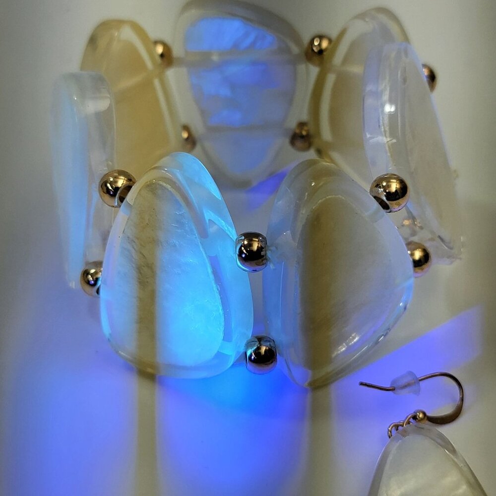 Vintage Lucite Stretch Bracelet & Dangle Earrings Set - Picture 7 of 8